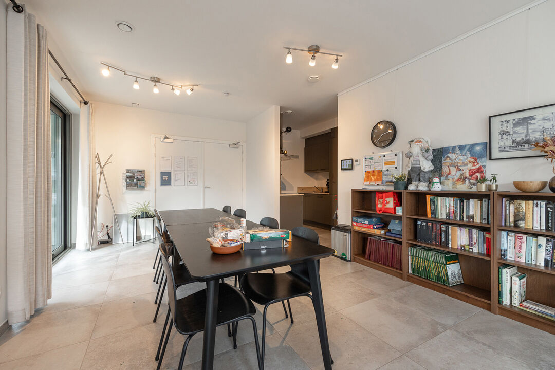 Recent en ruim (81 m²) erkend assistentie-appartement met terras en garage op een centrale ligging. foto 13