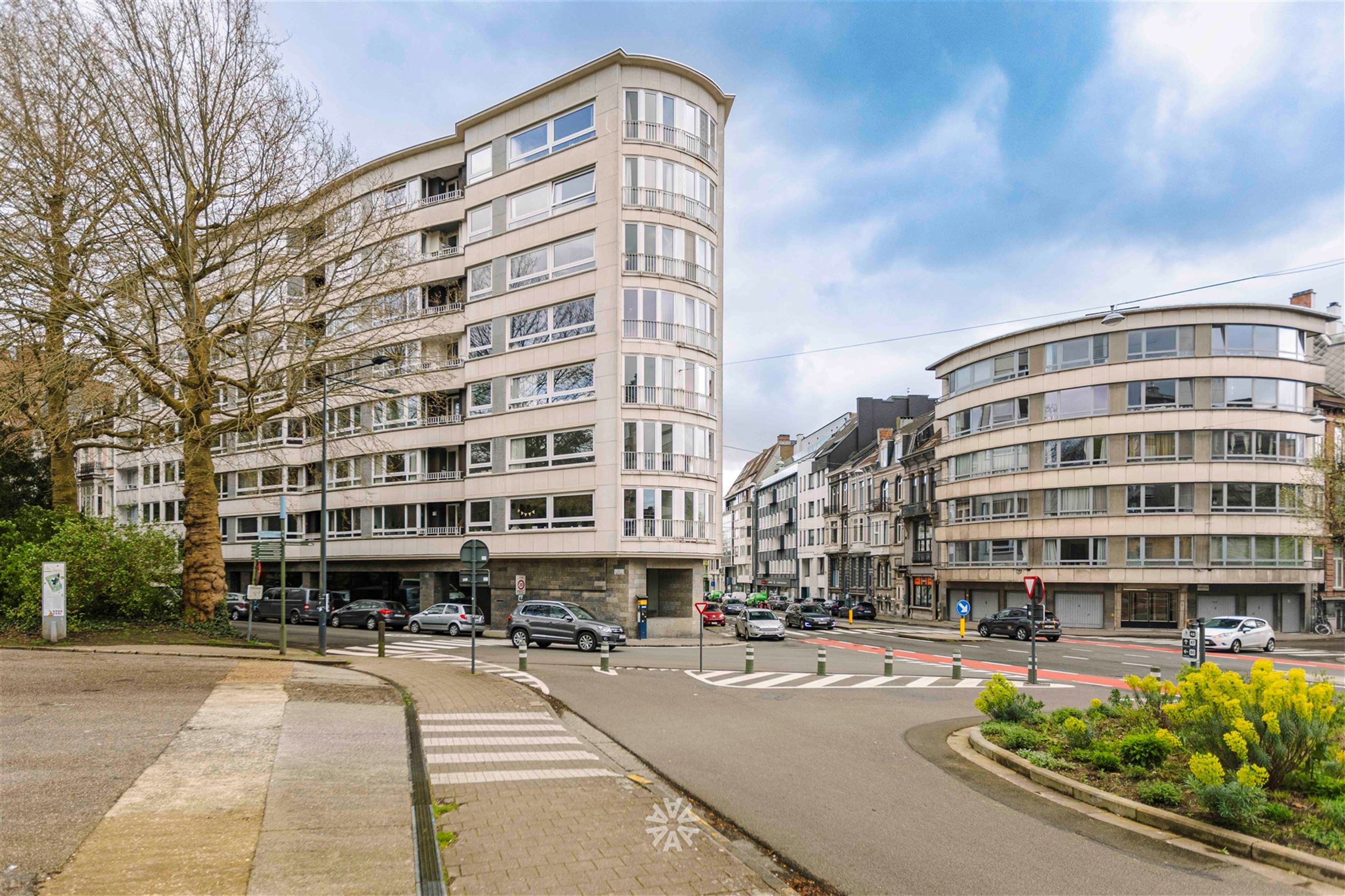 Lichtrijk appartement met 2 ruime slaapkamers te koop nabij Station Gent-Sint-Pieters! foto 1