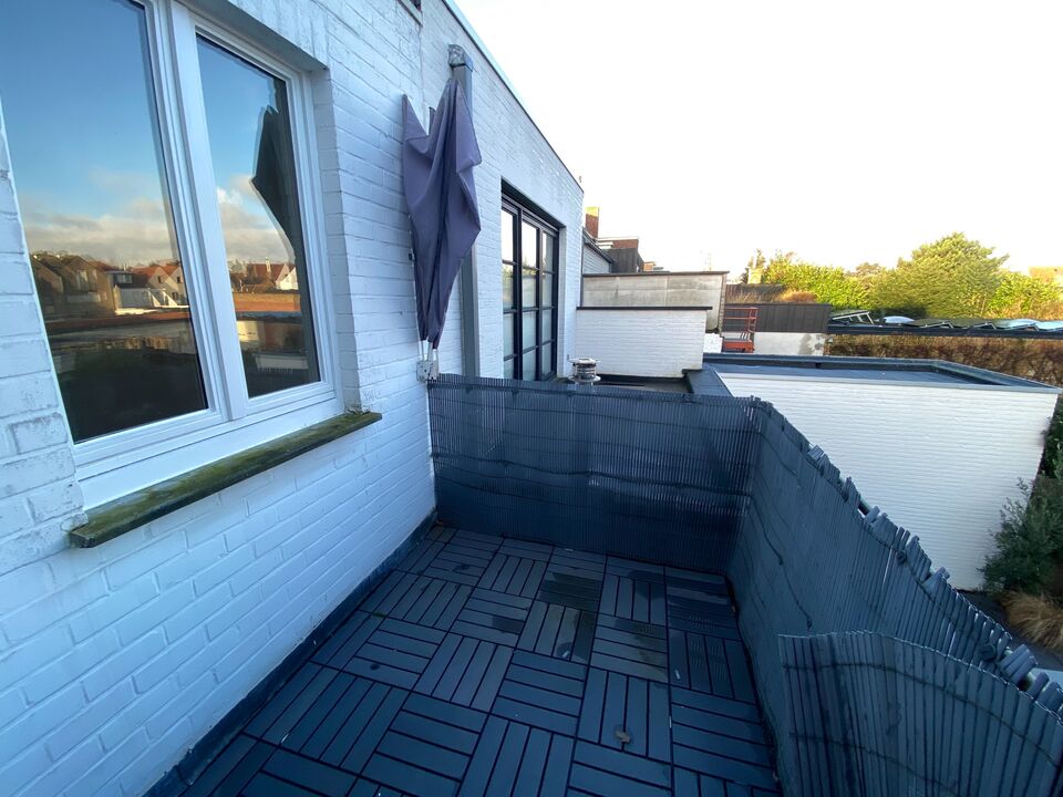 ONGEMEUBELD - Recent gerenoveerd appartement met twee slaapkamers gelegen te Oud Knokke.  foto 11