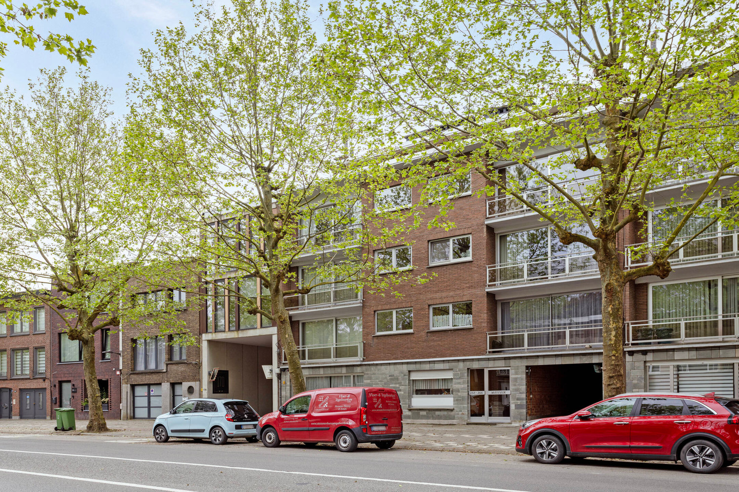 Instapklaar trendy appartement op wandelafstand van het Boekenberg Park met 3 slks, ruim terras en garagebox! foto 4