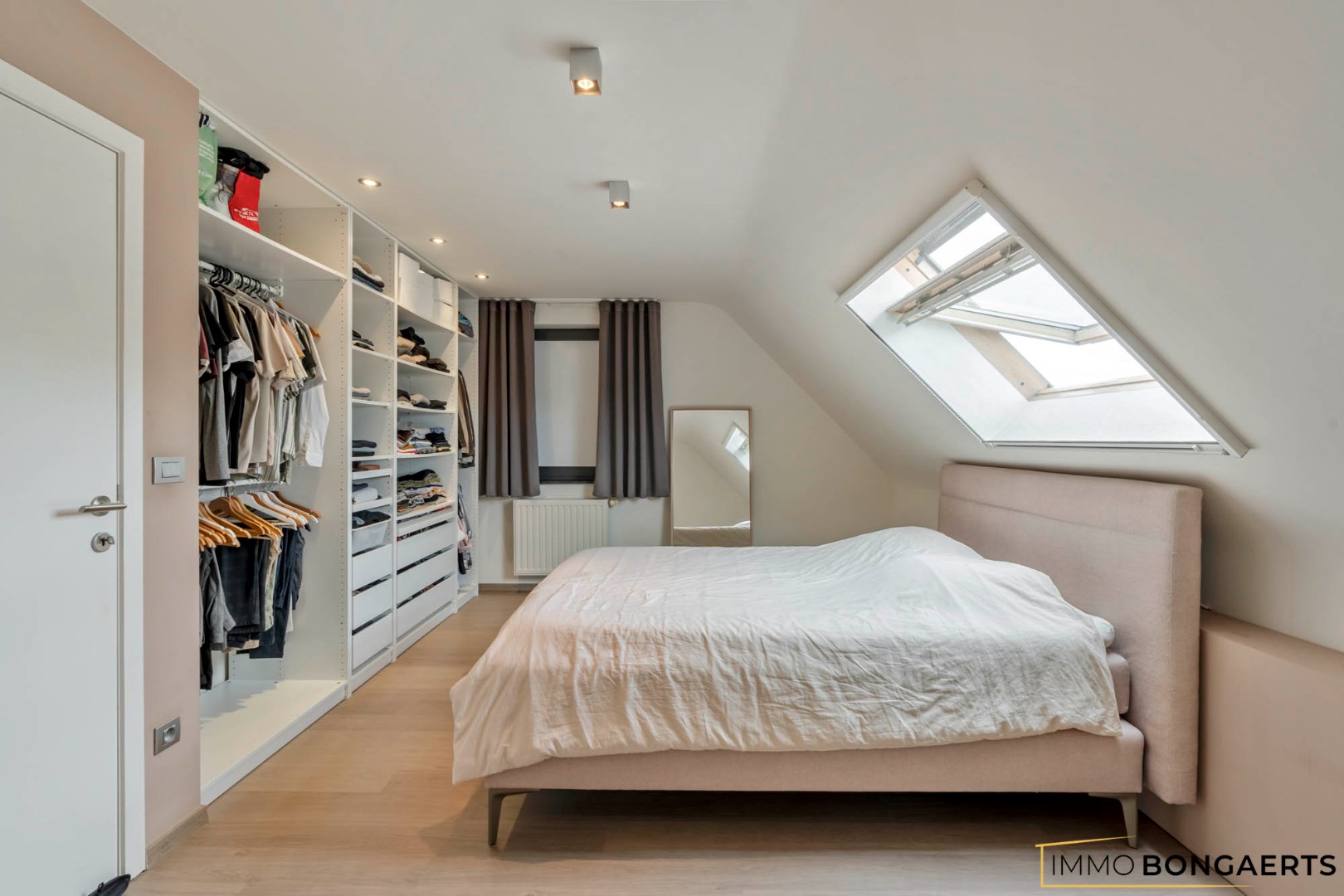 Ruim luxe triplex appartement met 3 slaapkamers, kelder en garage te Opglabbeek. foto 23