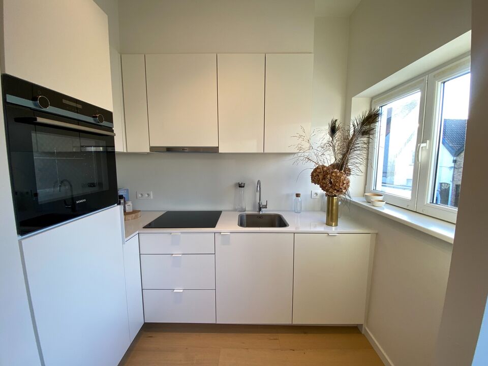 ONGEMEUBELD - Recent gerenoveerd appartement met twee slaapkamers gelegen te Oud Knokke.  foto 6