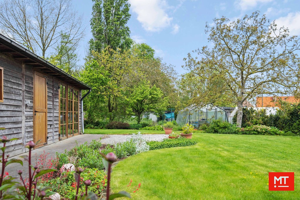 Alleenstaande woning met 3 slpk, tuin en garage op 1.100 m² op een landelijke locatie in Kruiseke foto 3