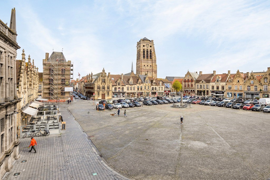VEURNE: Commercieel gelegen investeringspand, handelsgelijkvloers van ca 120m² met terras in dé winkelstraat in het historisch centrum van Veurne (verhuurd). foto 12