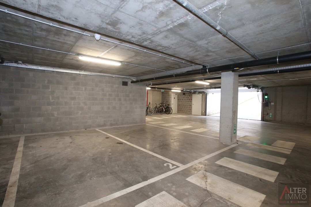 Instapklaar en hoogwaardig afgewerkt 2 slaapkamer appartement  (95m2 NBO) met ondergrondse parking en kelderberging pal in het centrum van Diest. foto 22