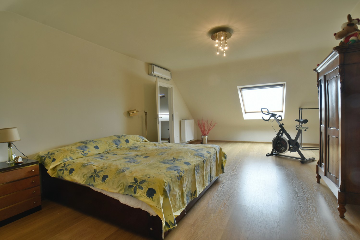 Klassevol penthouse van 318 m² met 4 slaapkamers, 2 badkamers en 2 garages, rustig gelegen in het centrum van Lanaken foto 18
