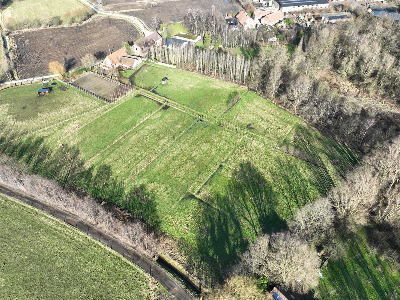 Paardenstallen met grond foto 1