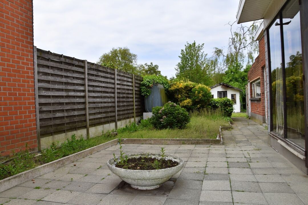 Te renoveren eigendom met 4 slaapkamers, garage en grote tuin te koop in Sint-Eloois-Winkel foto 13