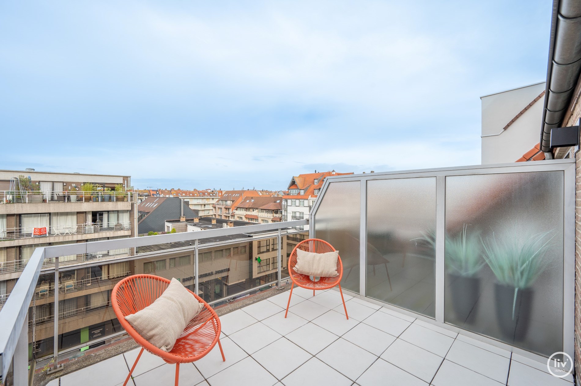 Prachtig gerenoveerd duplex appartement met ruim Westgericht terras gelegen op de Lippenslaan te Knokke. foto 41