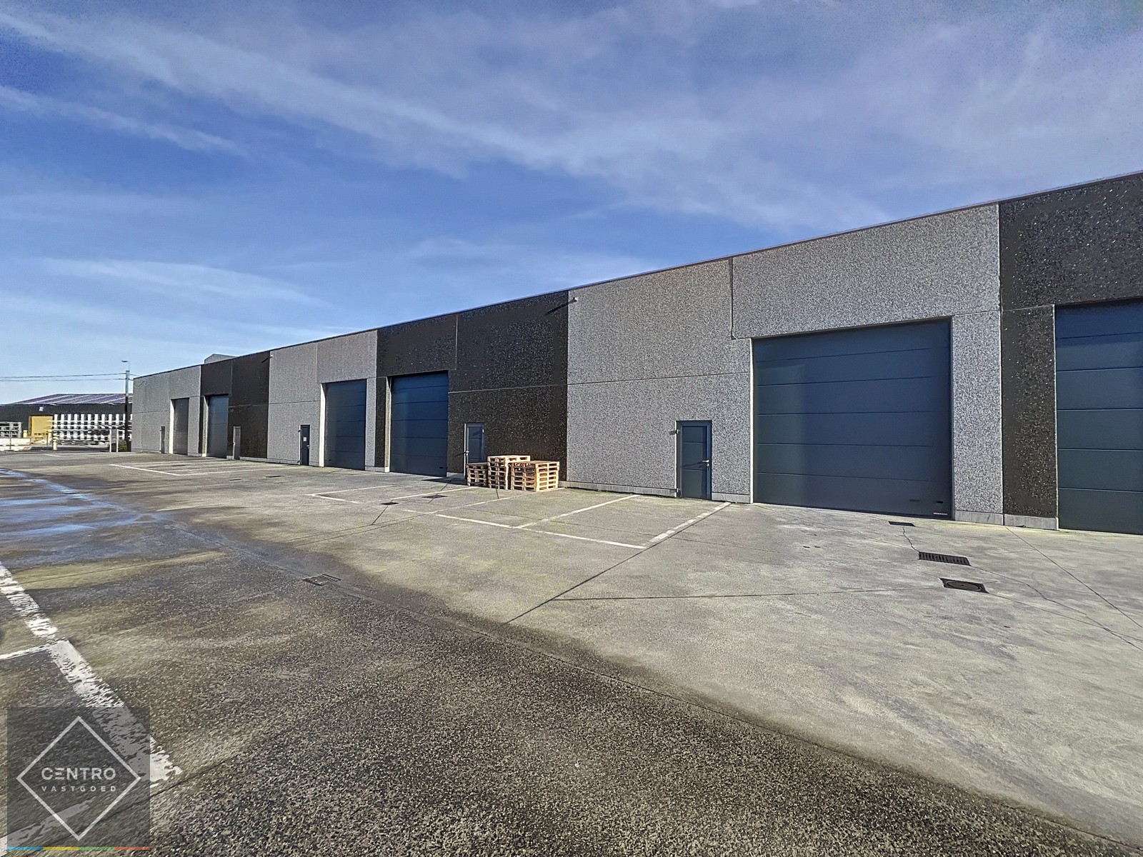 Recente instapklare loods van 245m² TE HUUR met sectionale poort en 2 parkeerplaatsen te Zwevezele (Wingene) ! foto 1