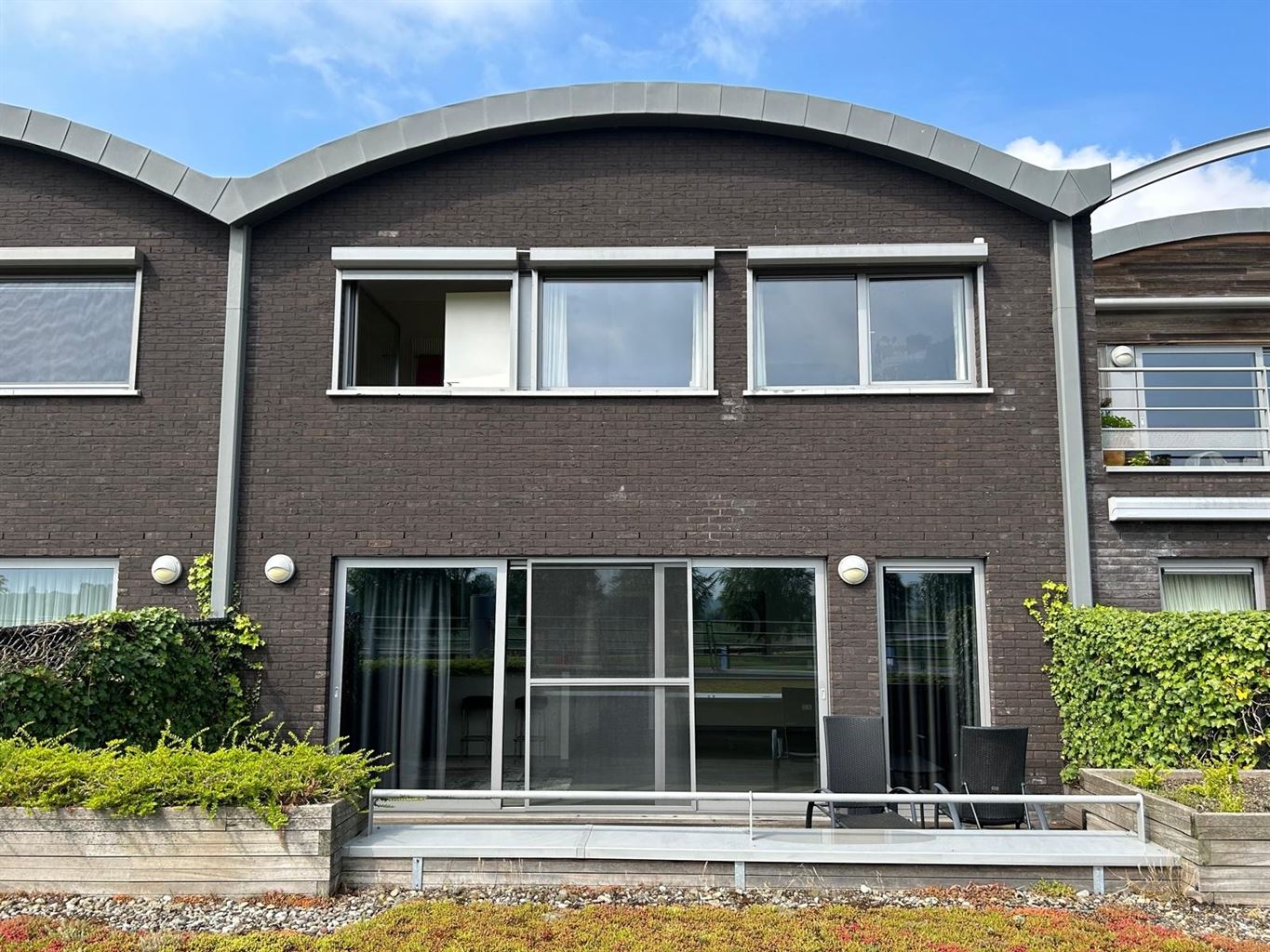 Gezellig appartement met 2 slaapkamers, 2 terrassen en garagebox gelegen in Residentie Kloosterbempden, midden in het centrum van Maaseik. foto 1