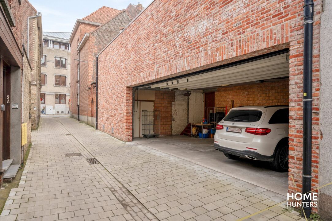 Herenwoning met ruime handelsruimte (350 m² +) dubbele garage en zij-ingang foto 7