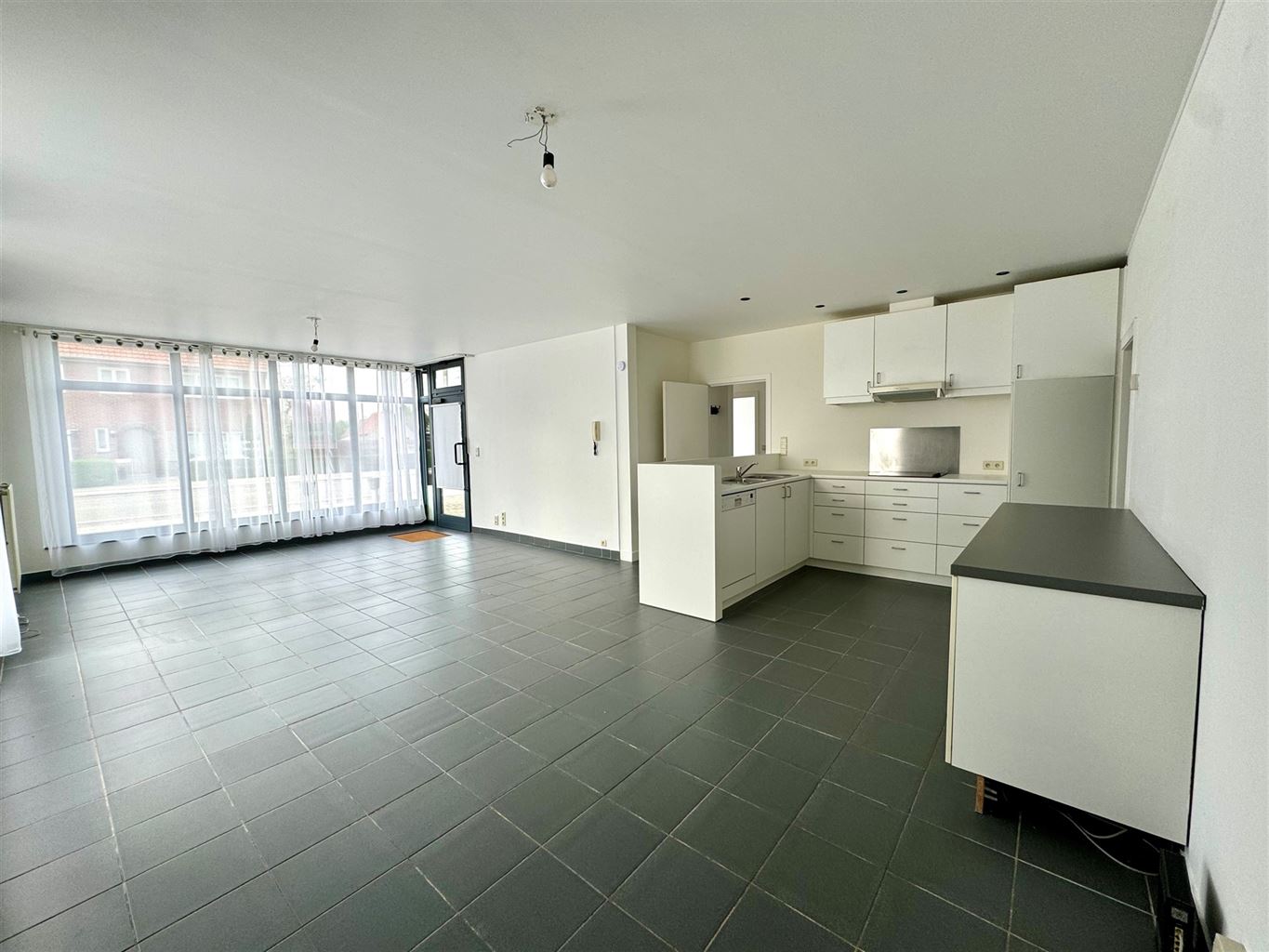 Ruim, gelijkvloers appartement voorzien van 2 slaapkamers met autostaanplaats op een centrale locatie in Neeroeteren. foto 3