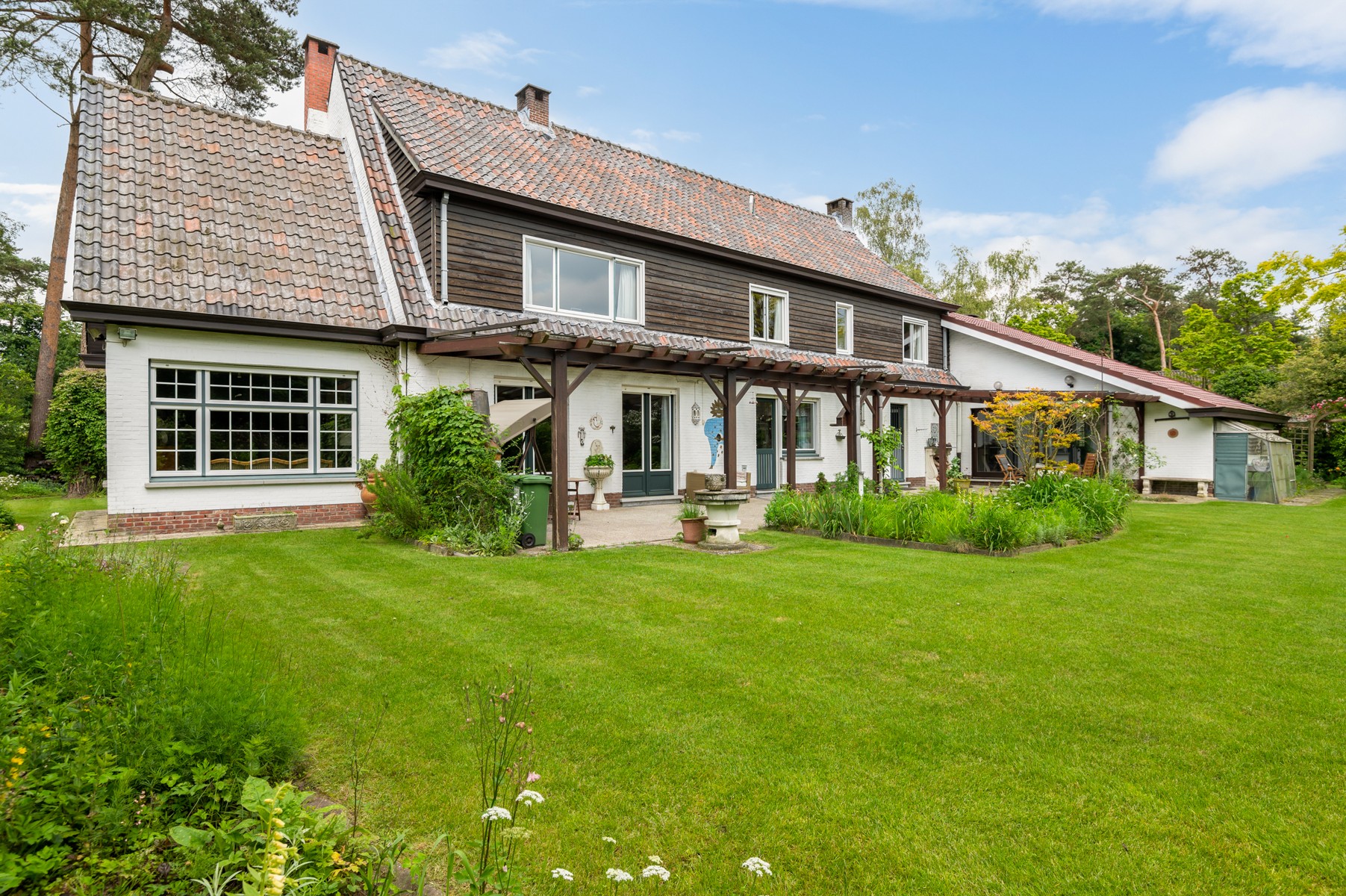 Prachtige ruime villa in een rustige en groene omgeving foto 18