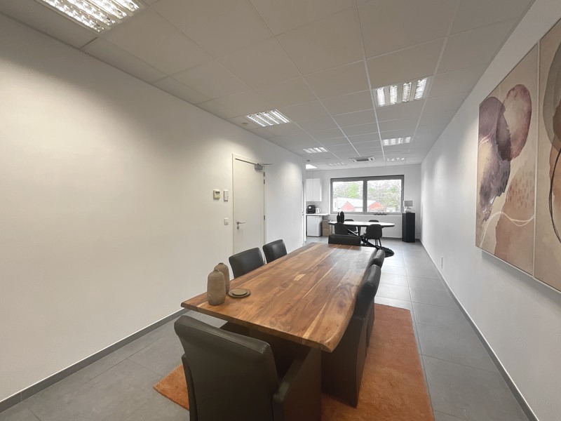 Mooi kantoor of commerciële ruimte in het centrum van Beveren met grote visibiliteit foto 3