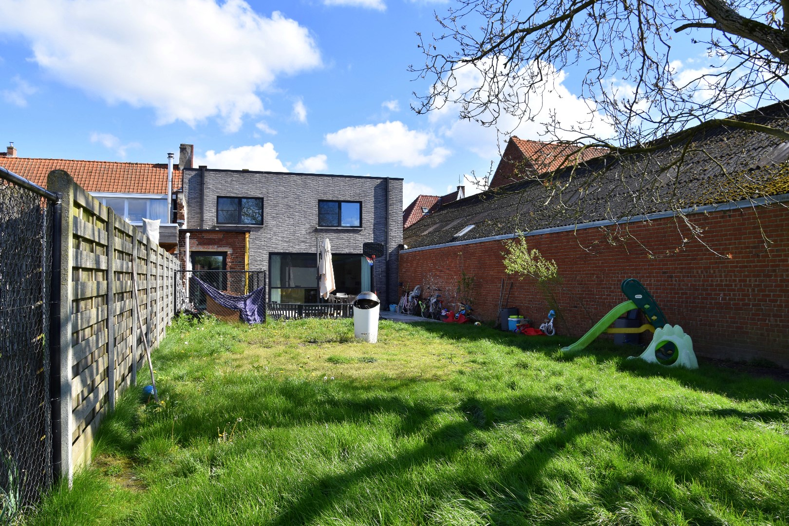 Gezinswoning met 4 slaapkamers, garage en grote zonnige tuin te koop in Rollegem foto 17