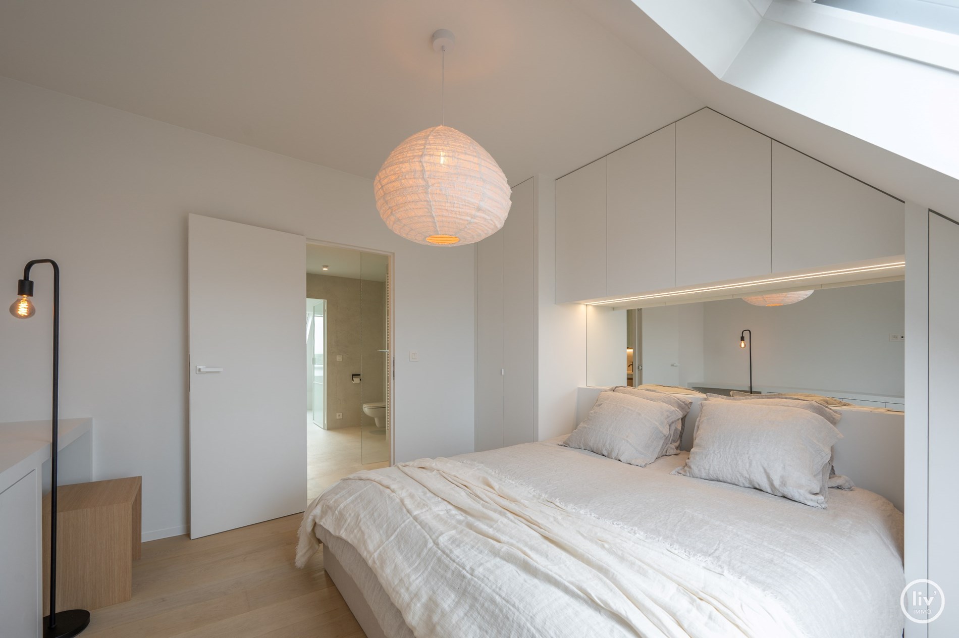 Prachtig gerenoveerd duplex appartement met ruim Westgericht terras gelegen op de Lippenslaan te Knokke. foto 21
