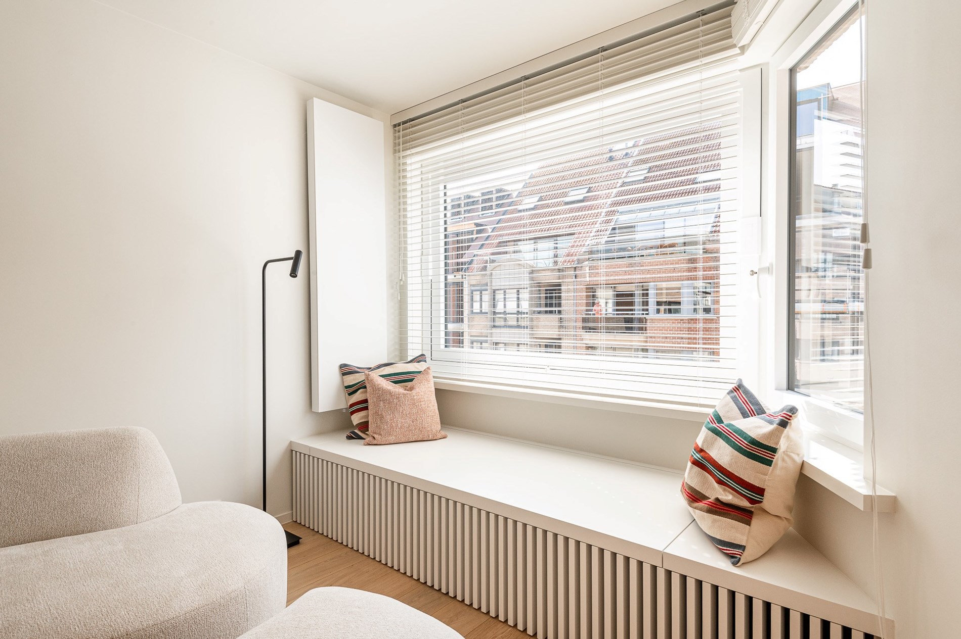 Prachtig gerenoveerd 3-slaapkamer appartement met terras en mooi zijdelings zeezicht gelegen in het centrum van Knokke op enkele meters van het strand.  foto 9