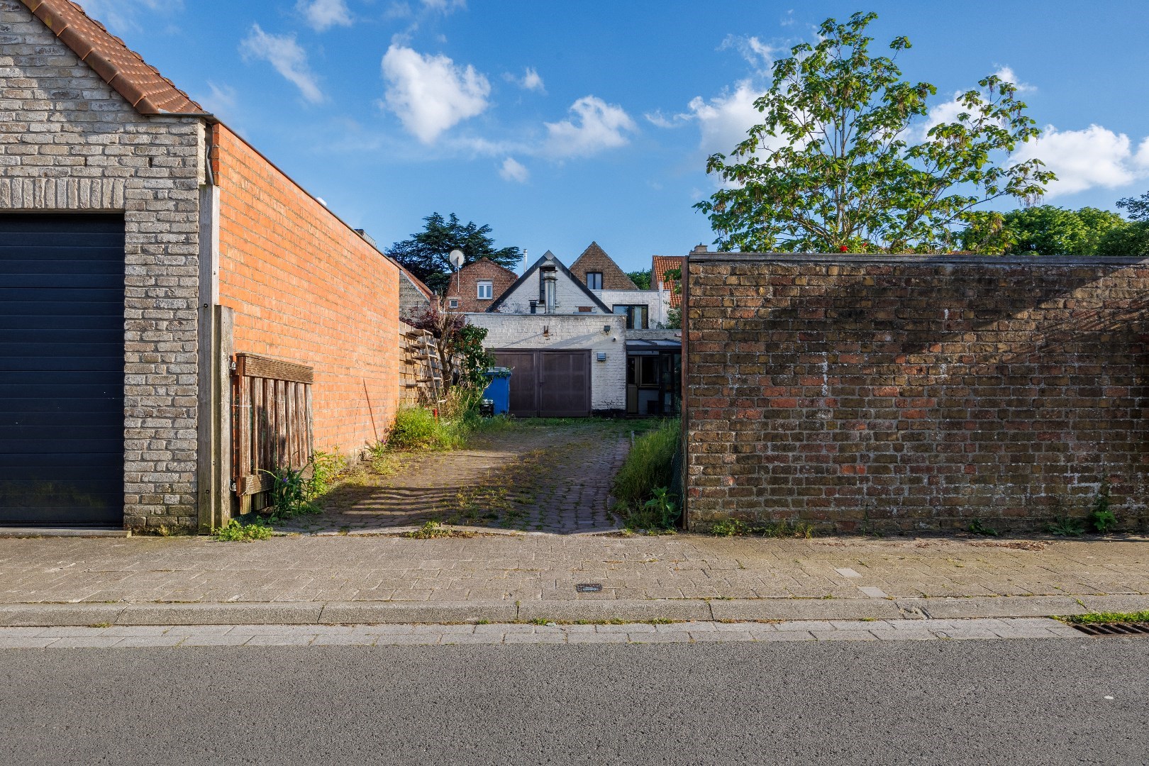 Ruime woning met grote tuin en achteruitrit foto 2