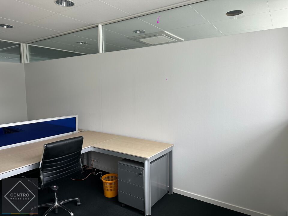 Bemeubelde kantoorruimte (20m²), voorzien van airco en rand-accommodatie (sanitair, keuken, ...) te Brugge! Vlot bereikbaar via Expresweg. foto 4