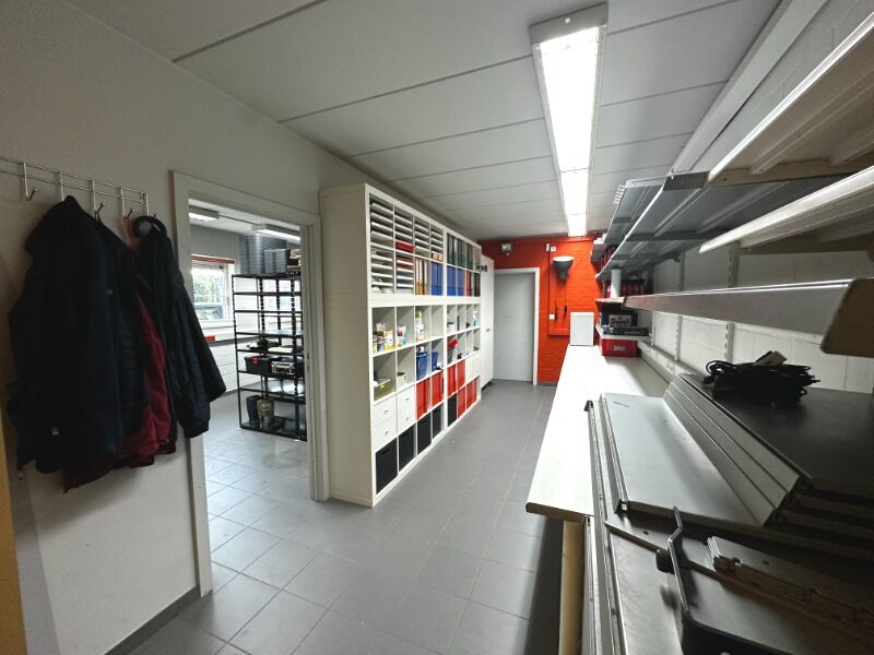 Instapklaar MULTIFUNCTIONEEL handelspand/kantoorruimte ±190m² centrum Geel met magazijn en garage. foto 13