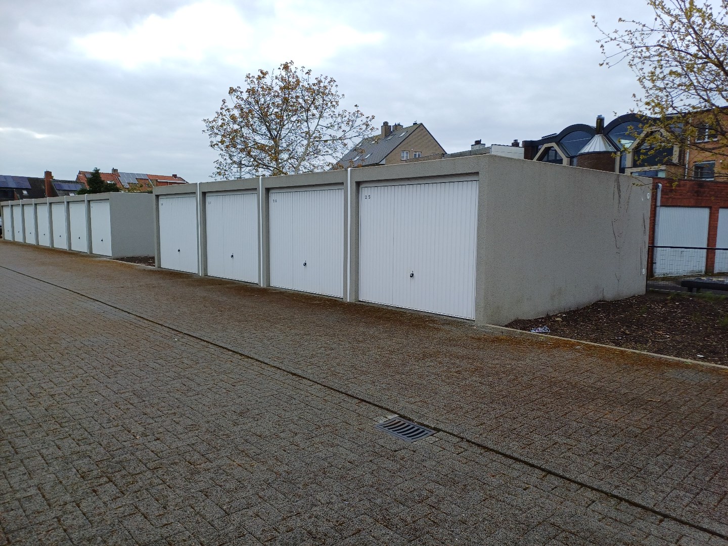 Zo goed als nieuwe garageboxen te koop nabij het centrum van Sint-Kruis. foto 3