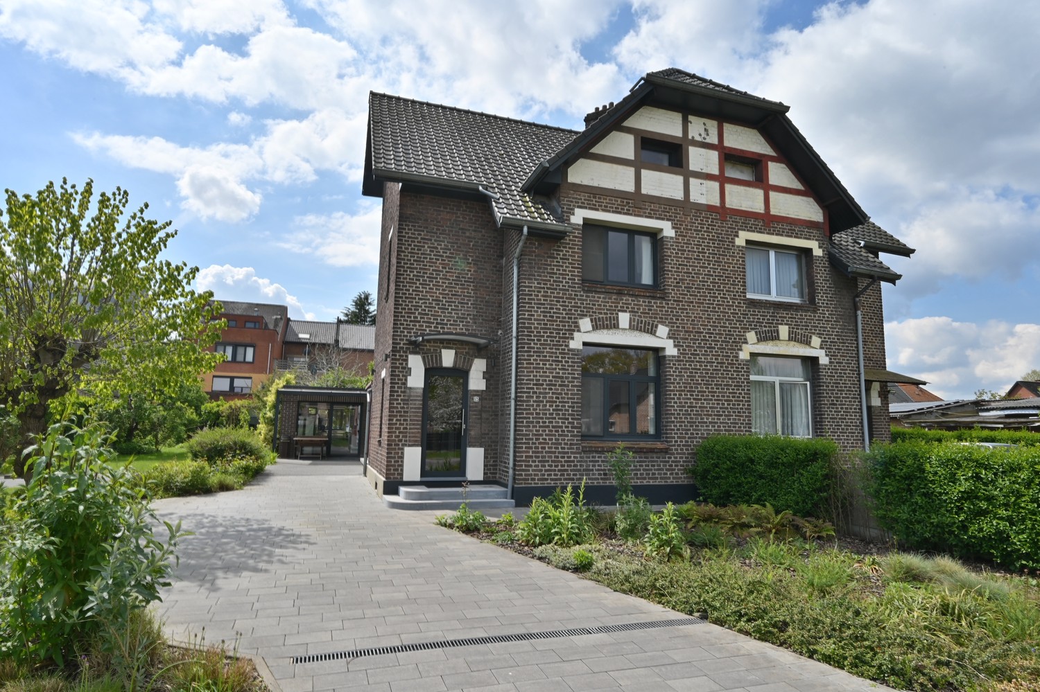 Karaktervolle woning met atelier, gelegen in een fraaie laan te Eisden-Maasmechelen. foto 1
