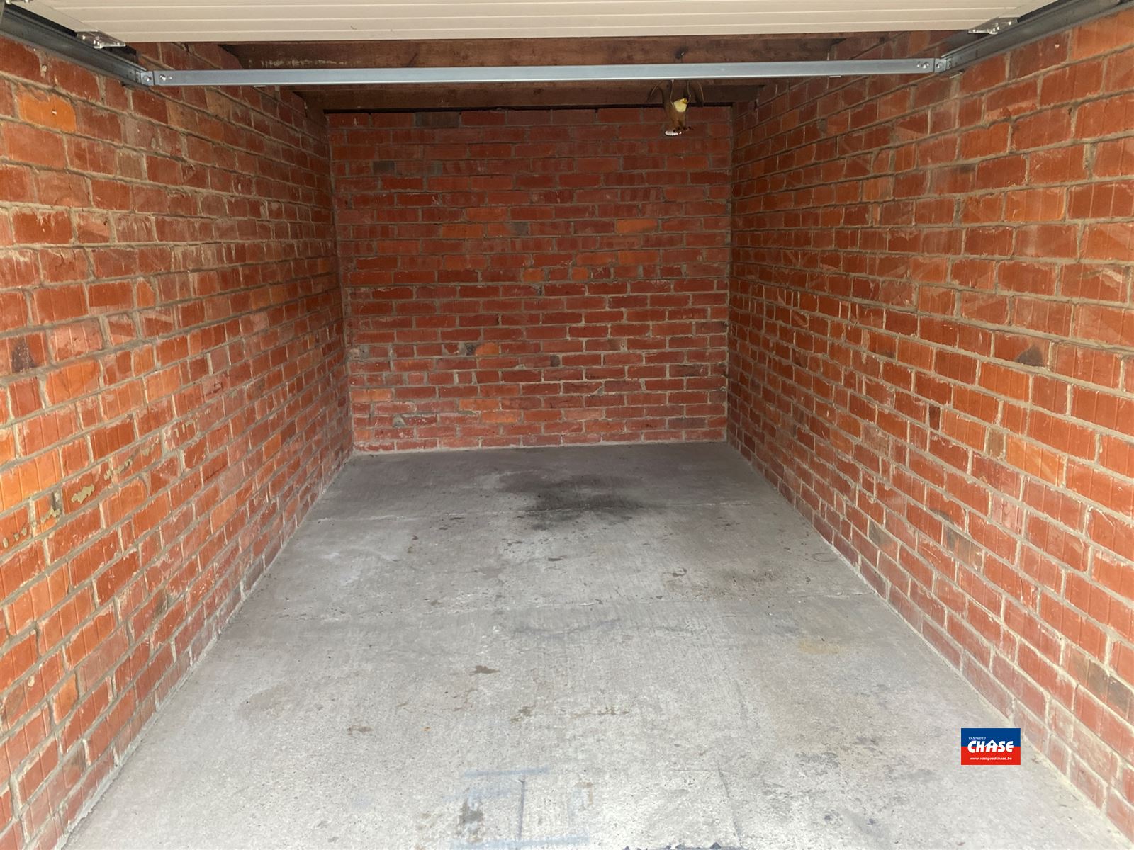 Garagebox met sectionale poort foto 1