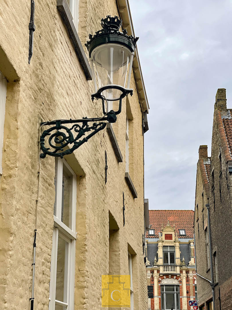 Droomligging ! 16e-17e eeuws breedhuis met stadstuin en fietsenpoortje, hartje Brugge, vlakbij het Prinsenhof foto 4