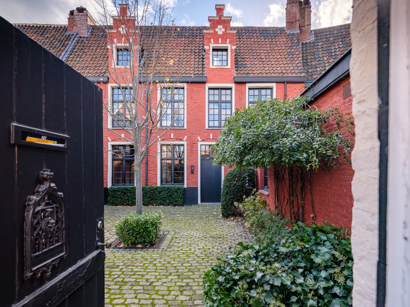 Historisch Gent, luxueus gerenoveerde 17de eeuwse woning in het Sint-Elisabeth begijnhof met tuin. foto 1