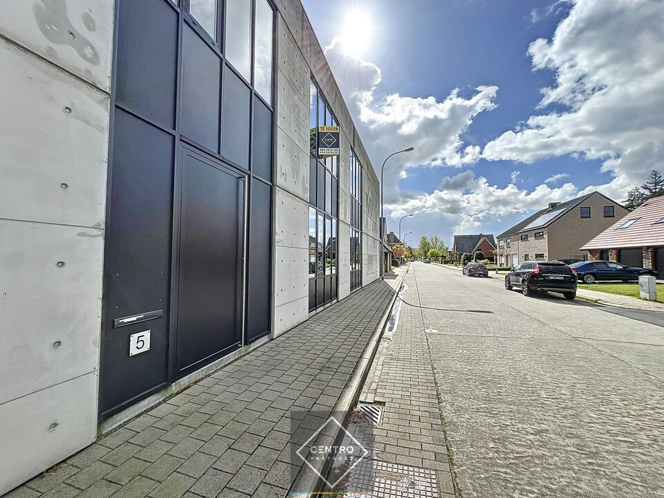BEMEUBELDE trendy, lichtrijke kantoorruimte  te huur in centrum Roeselare ! foto 1