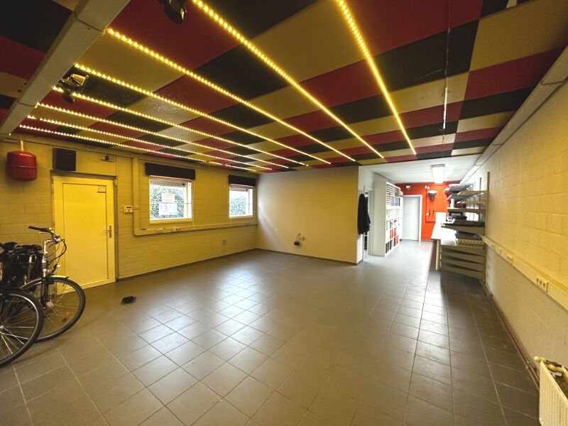 Instapklaar MULTIFUNCTIONEEL handelspand/kantoorruimte ±190m² centrum Geel met magazijn en garage. foto 12