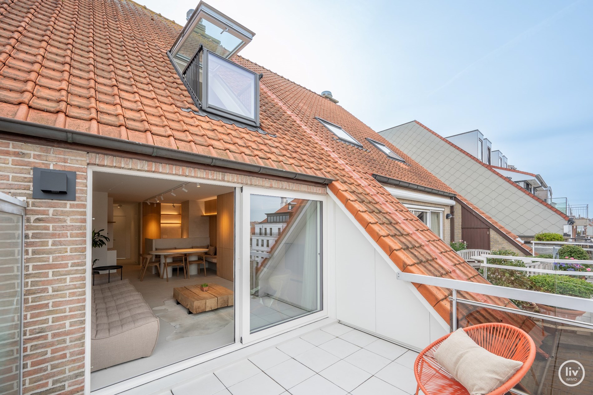 Prachtig gerenoveerd duplex appartement met ruim Westgericht terras gelegen op de Lippenslaan te Knokke. foto 40