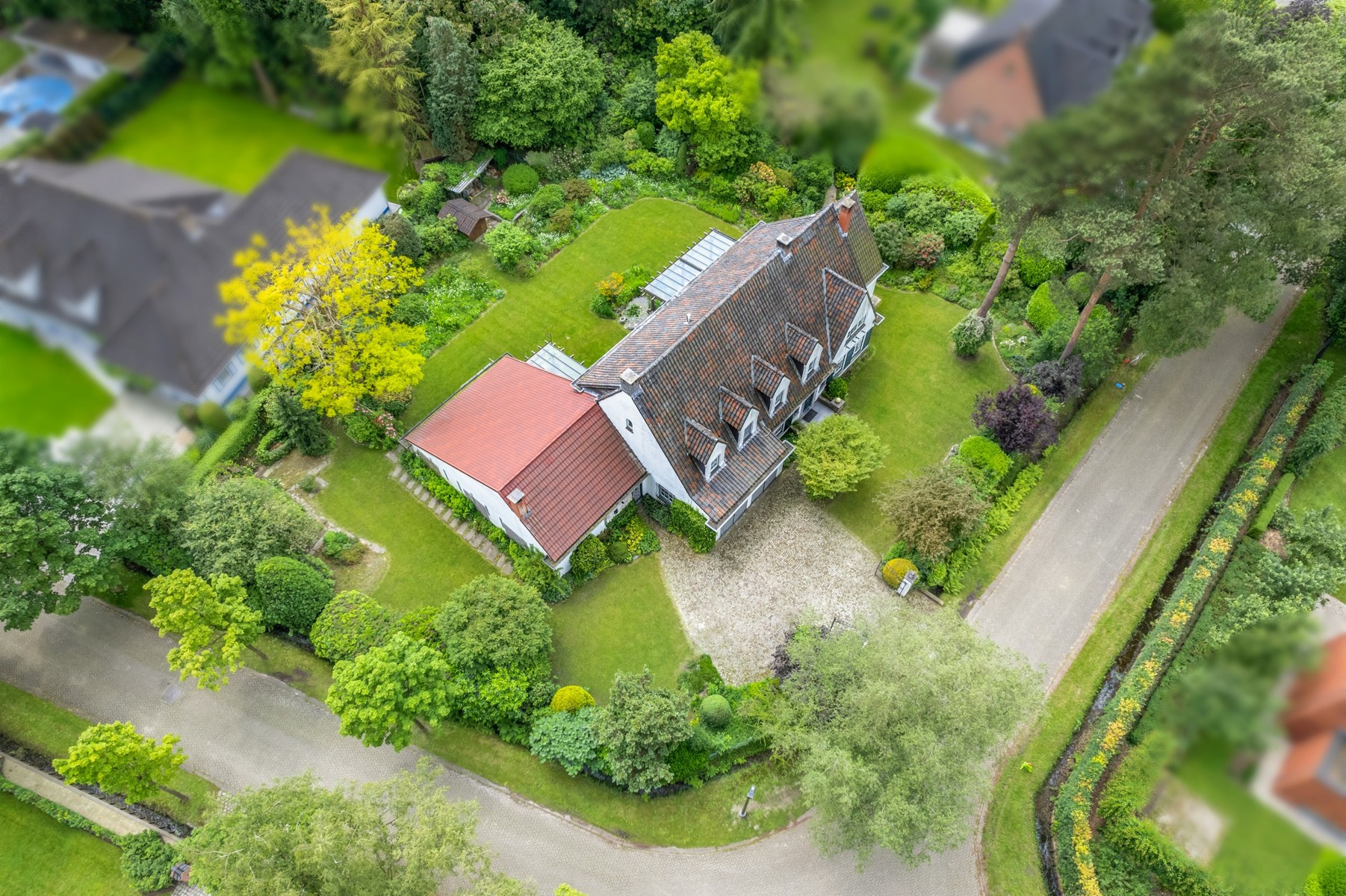 Prachtige ruime villa in een rustige en groene omgeving foto 4