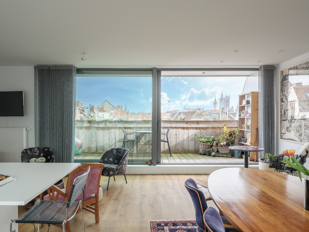 Centrum Gent. Lichtrijke duplex (bj 2020) met 2 slaapkamers en groot terras met aantrekkelijk zicht. foto 2