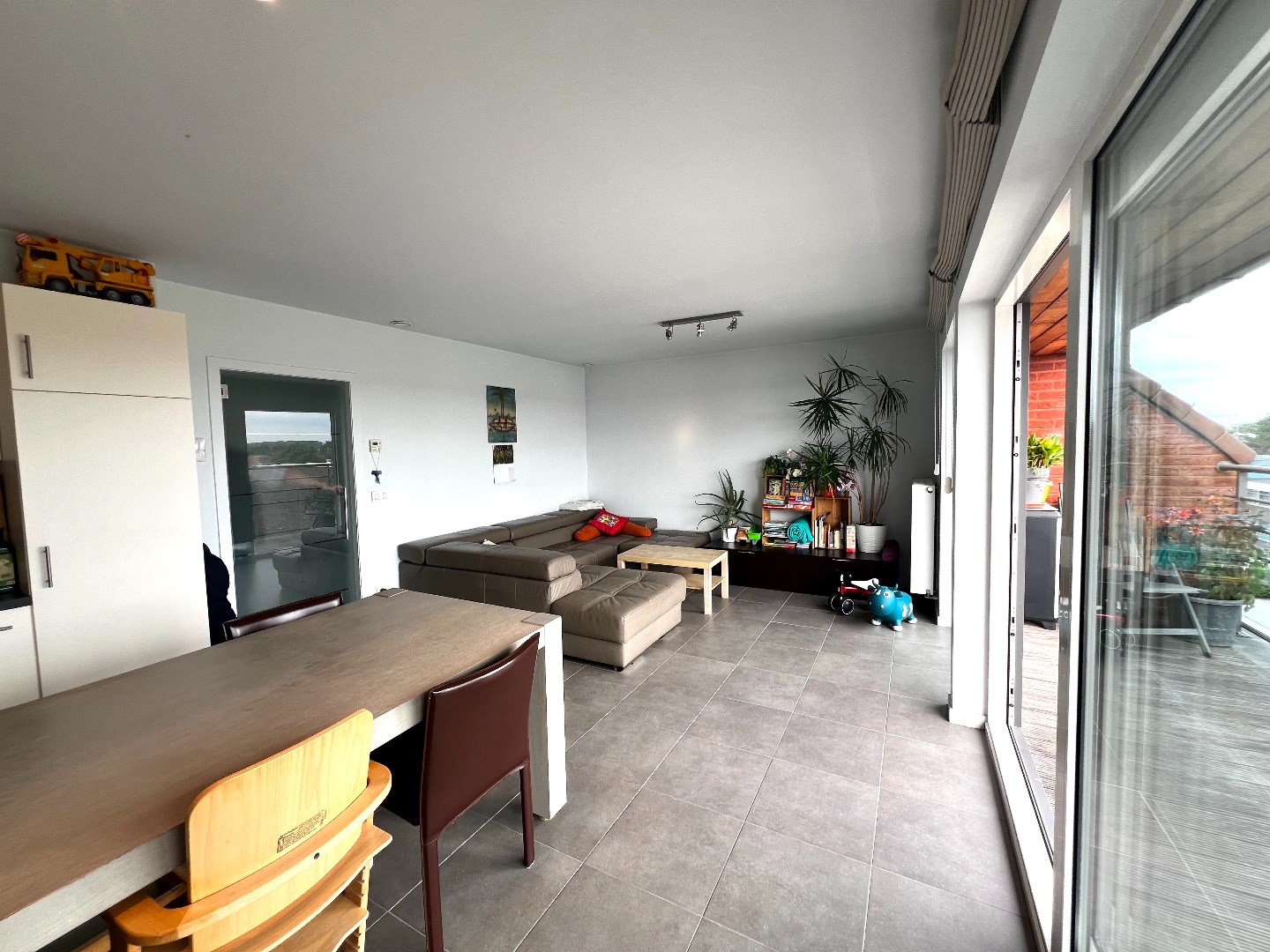 Instapklaar appartement met 2 slaapkamers, autostandplaats en kelderberging te koop te Harelbeke! foto 7