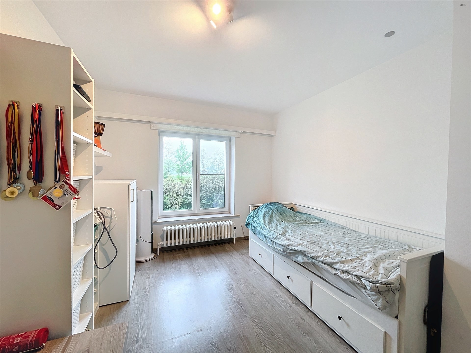 Instapklaar appartement met 2 slaapkamers, garagebox en tuin gelegen op toplocatie in Belsele! foto 6