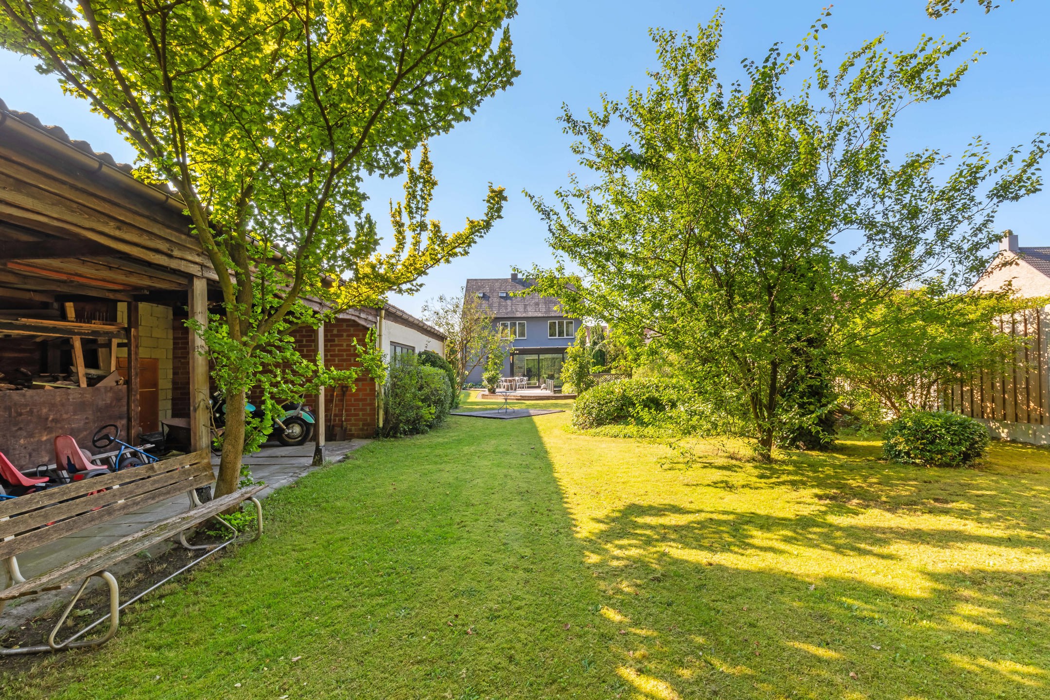 Deels gerenoveerde ruime woning met 6 SLPK en prachtige tuin foto 28