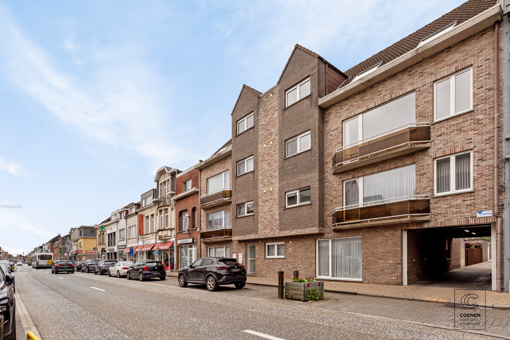 Ruim appartement + garagebox met 3 slp en een bew. opp. van 130 m2 in het centrum van Wijnegem! foto 2