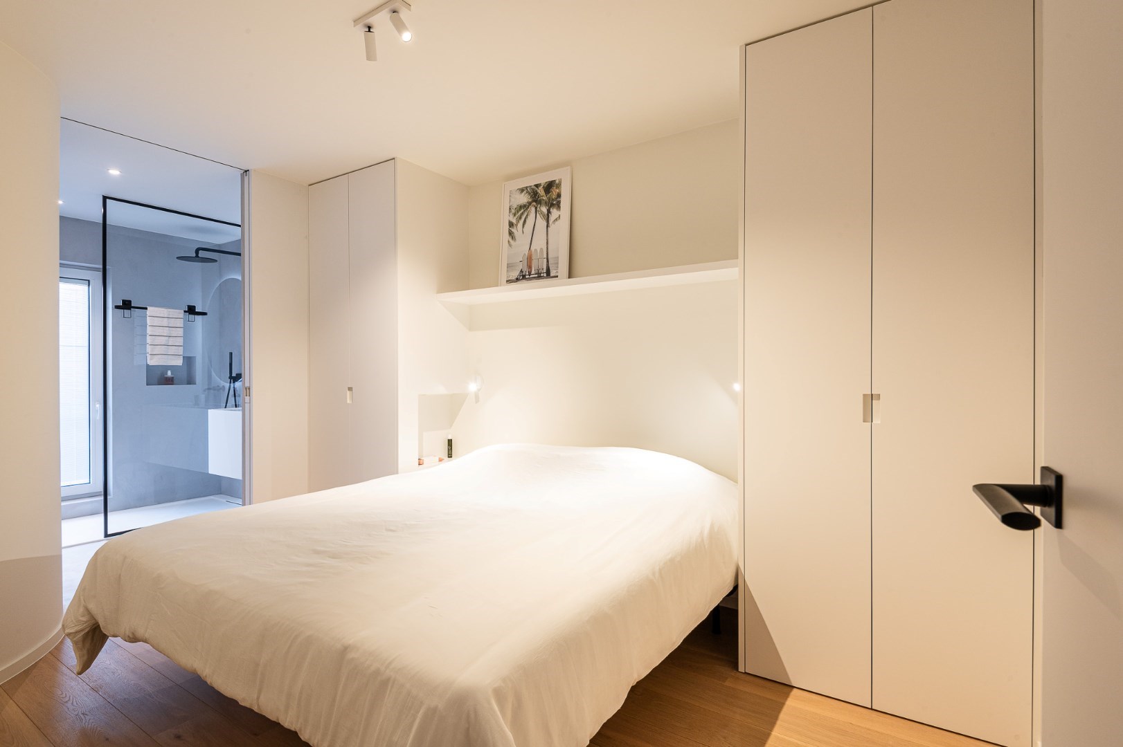 Prachtig gerenoveerd, zonnig appartement met zijdelings zeezicht, centraal gelegen vlakbij het Rubensplein. Mogelijkheid tot aankoop parking in het gebouw. foto 16