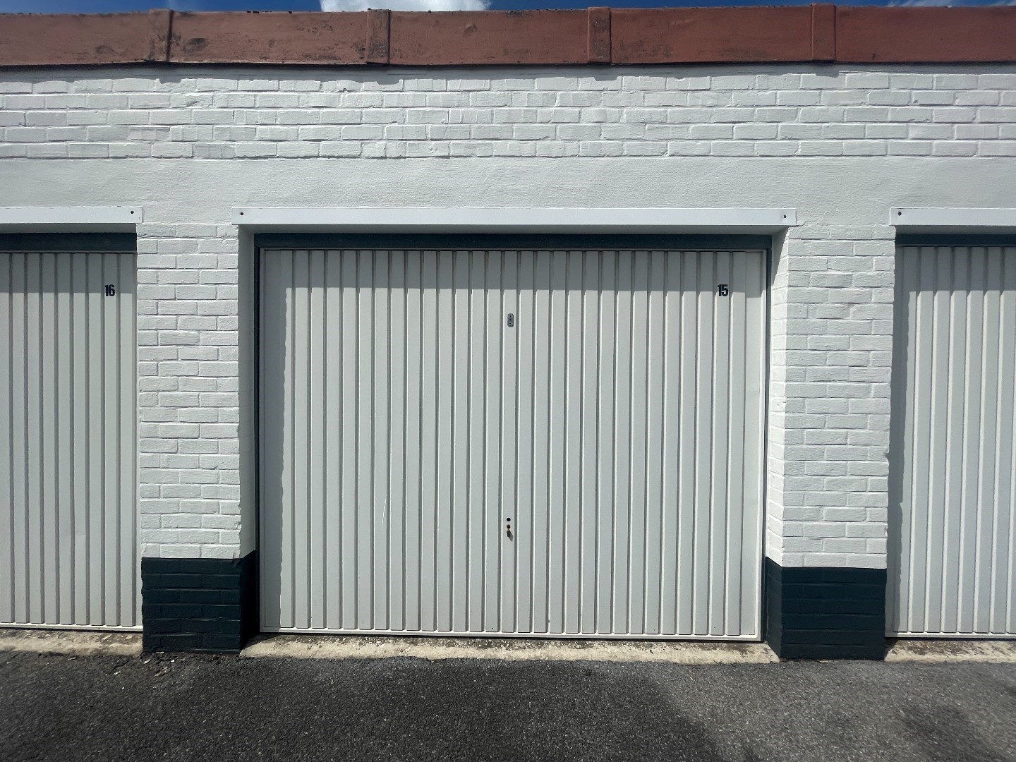1 afgesloten gemetste garage met elektriciteit en sectionale poort te Roeselare  foto 1
