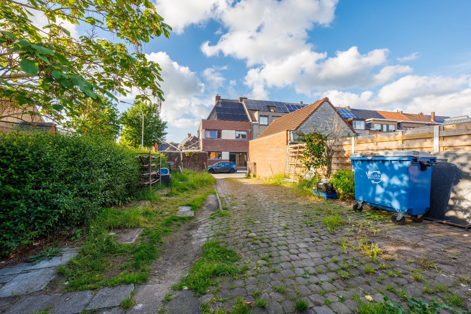 Ruime woning met grote tuin en achteruitrit foto 3