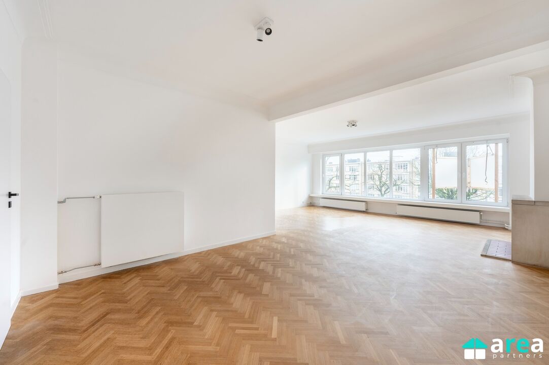 Volledig gerenoveerd ruim appartement met terras! foto 4