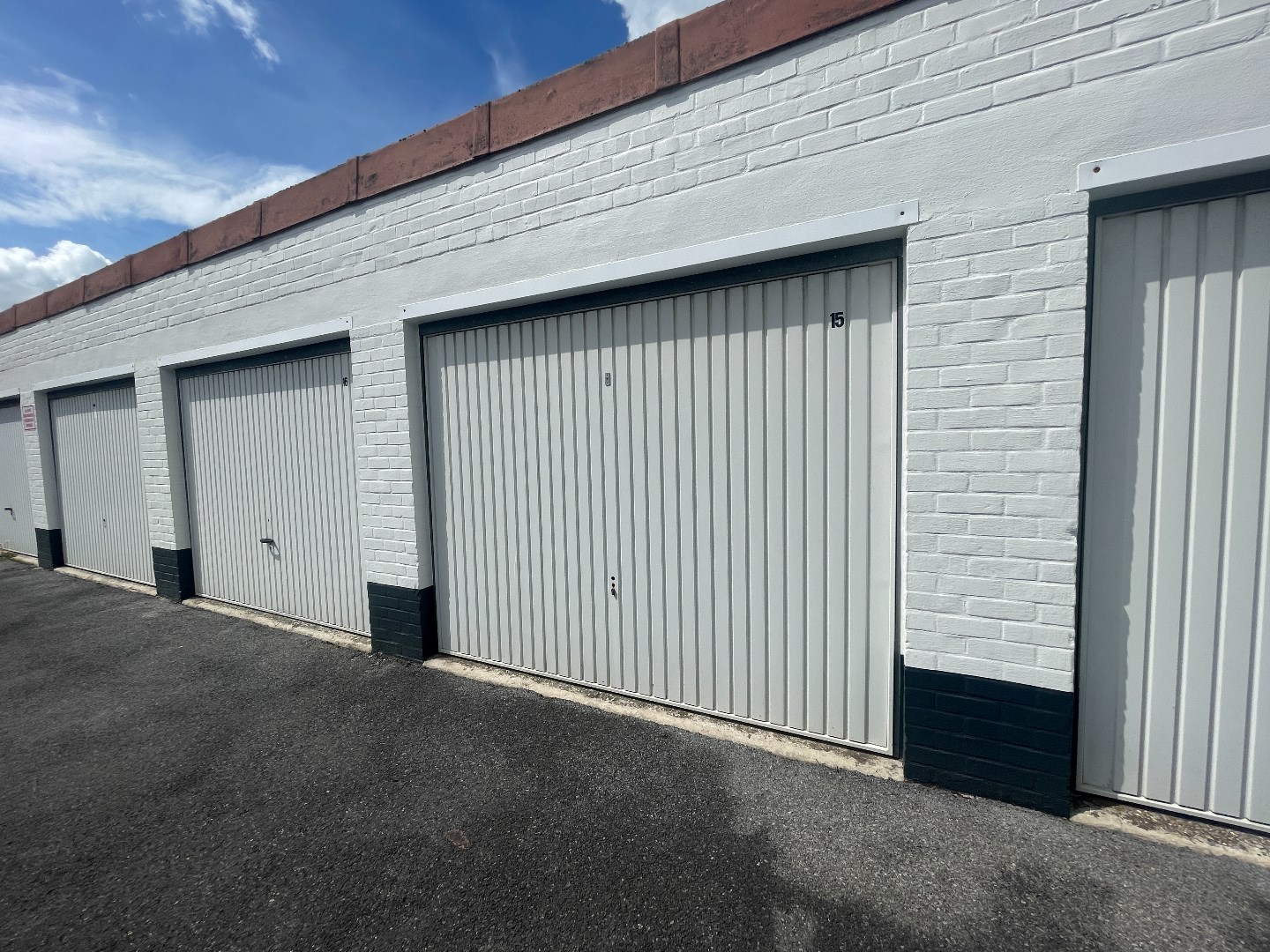 1 afgesloten gemetste garage met elektriciteit en sectionale poort te Roeselare  foto 2