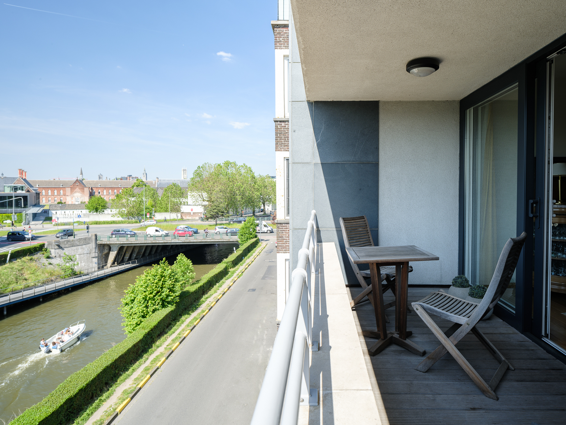 Lichtrijk drieslaapkamer appartement met terras foto 1