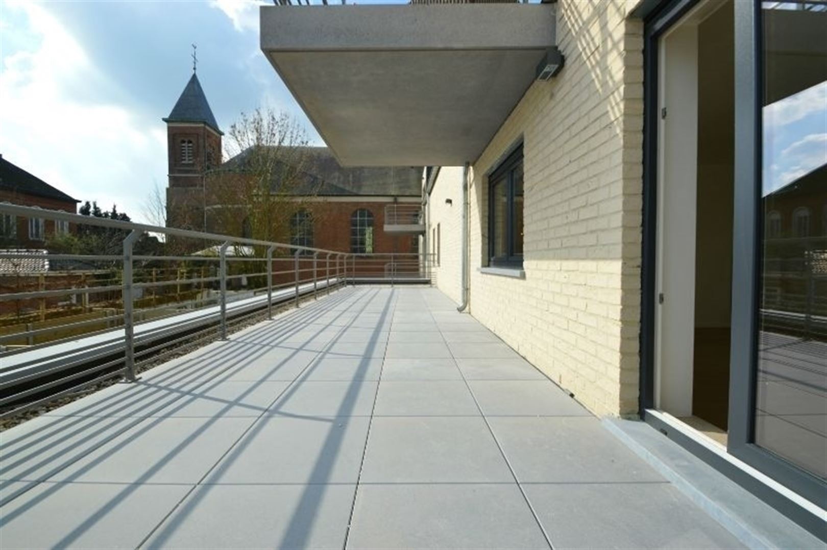 Prachtig appartement (1ste verdiep) met 2 slaapkamers en subliem groot zonnig terras te Dendermonde (Schoonaarde) foto 1
