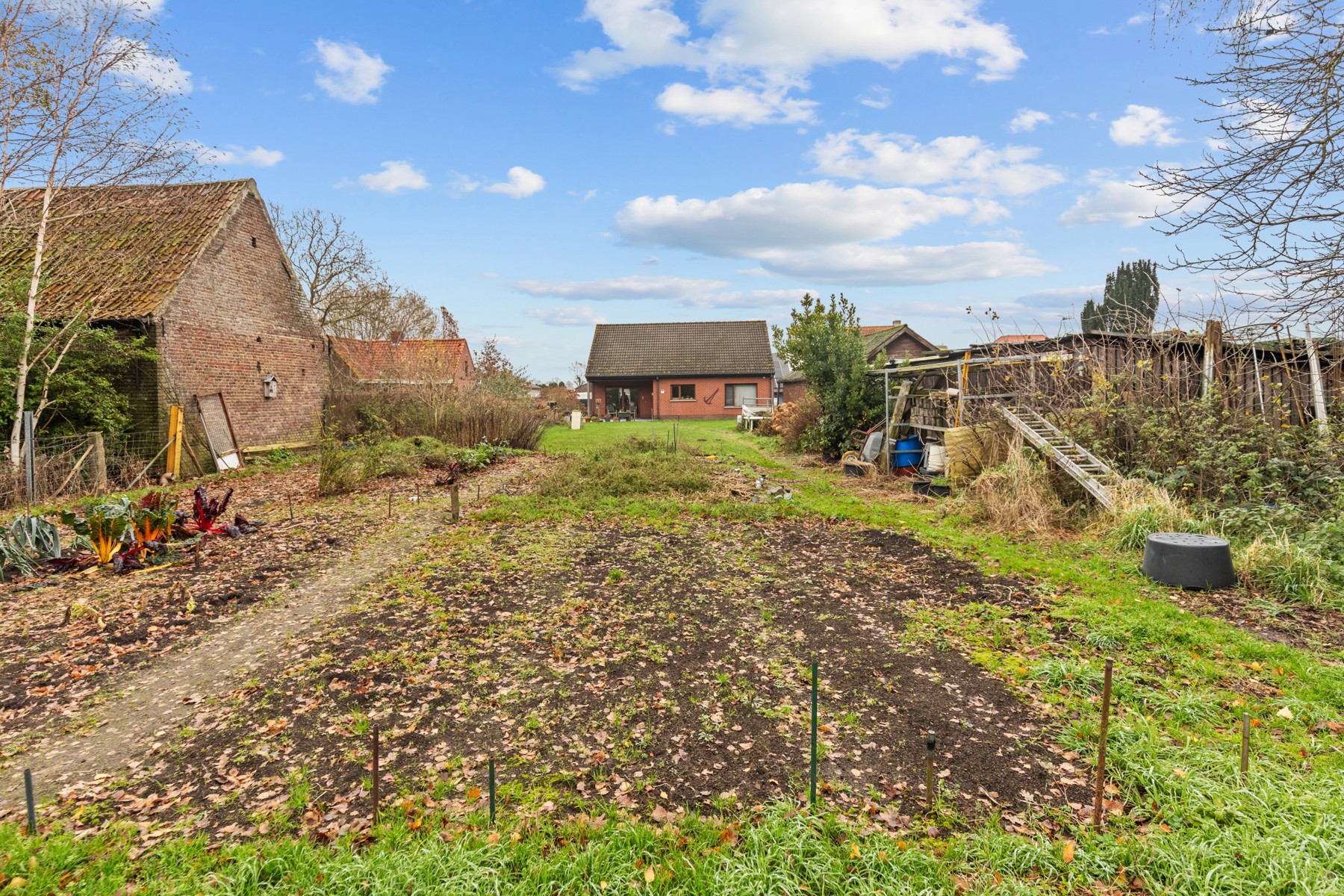 Stevig gestoelde woning op een zuidgericht perceel van 3.838 m² foto 4