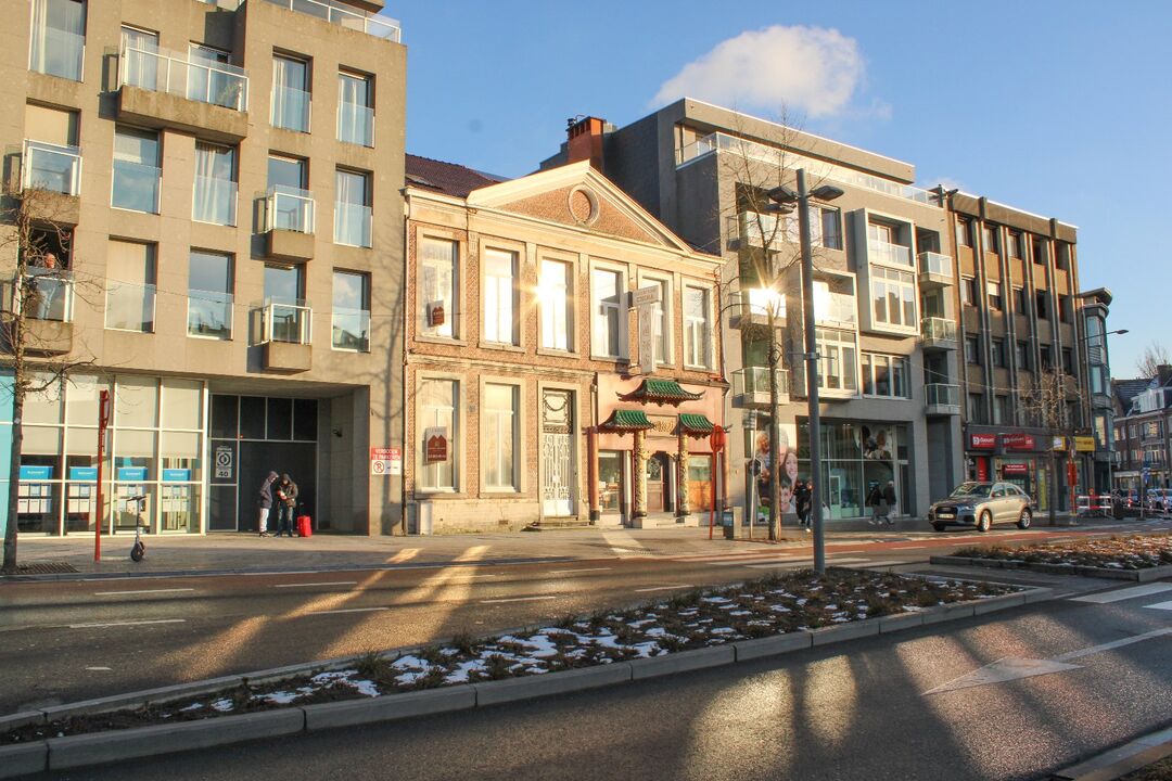 Exclusief herenhuis met historische pracht en commercieel potentieel te koop op de Grote Markt in Sint-Niklaas foto 1