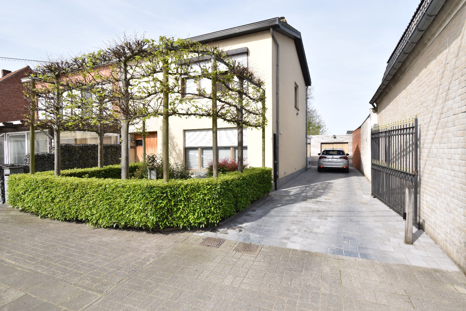 Instapklare woning met garage en ruim terras gelegen te Adegem/Maldegem foto 1