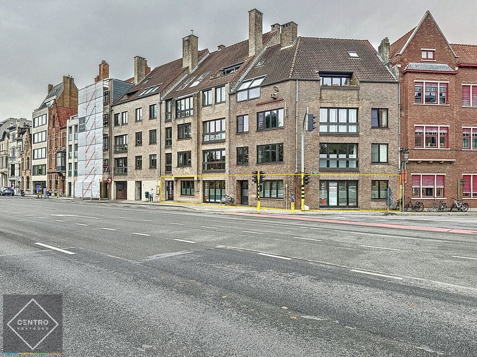 Instapklare KANTOORRUIMTEN (258m2), inclusief 5 private parkeerplaatsen en archief (36m2) in de kelder. Op hoekligging langs de ring van Brugge. foto 1